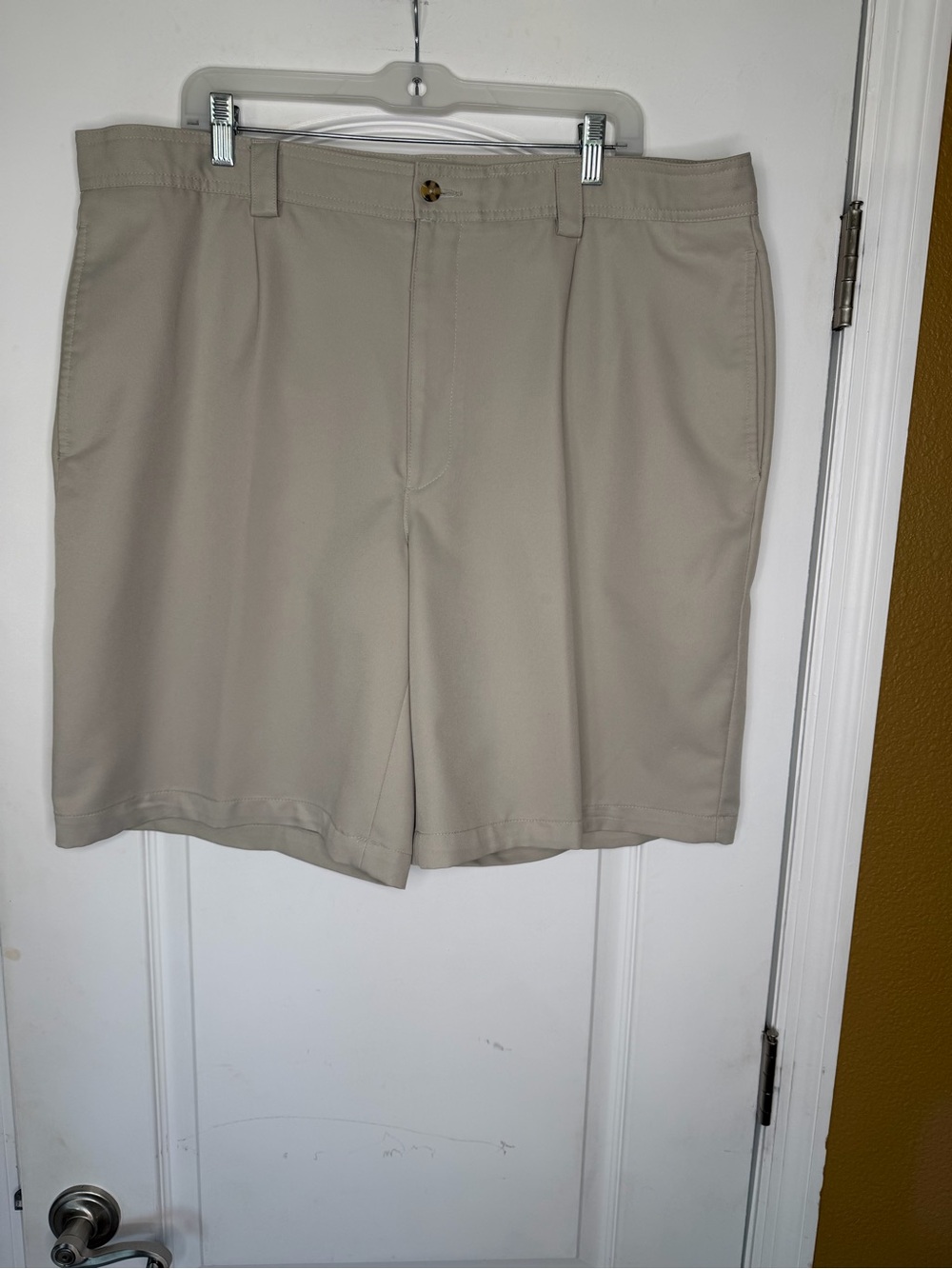 Van Heusen Men's Flat Front Tan Shorts.Size 40